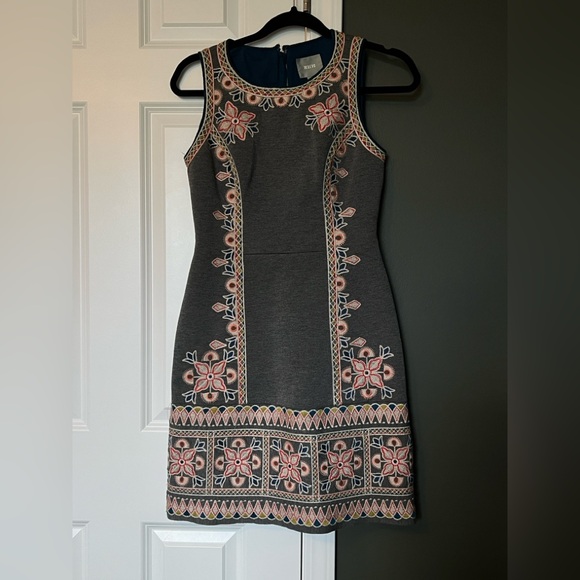 Maeve Dresses & Skirts - Maeve Anthropologie Gray Embroidered Shift Dress Size 2